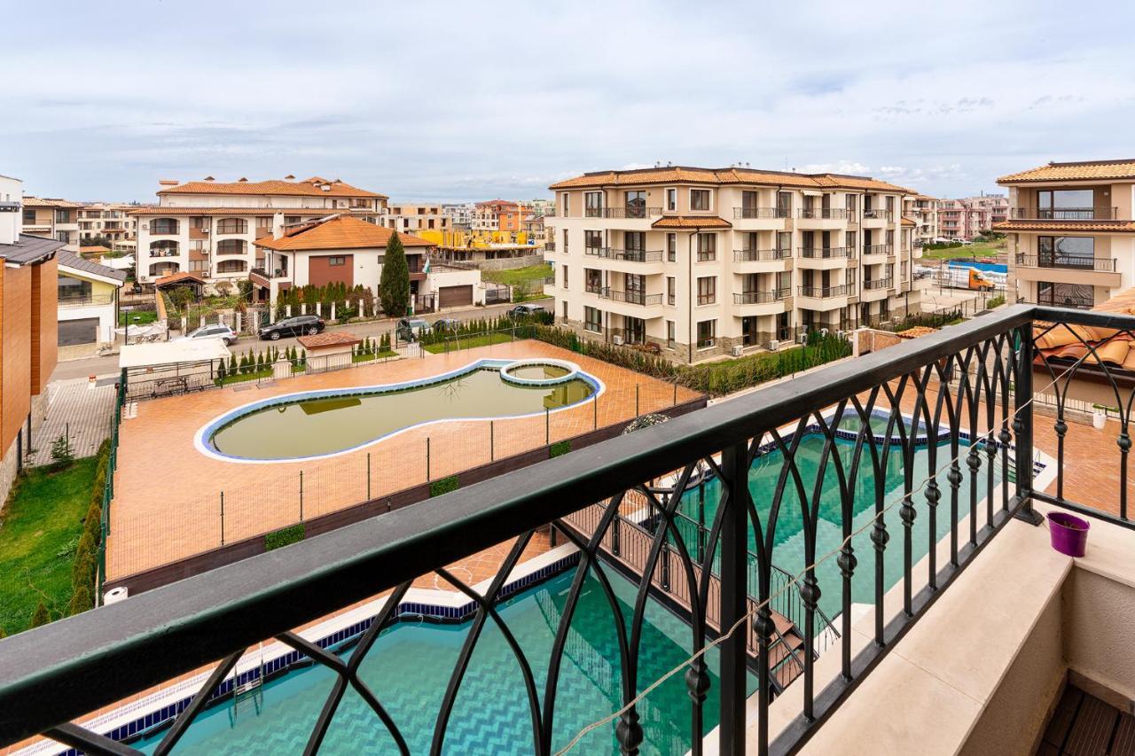 M1 Pool And Beach View Apartment Burgas Bagian luar foto